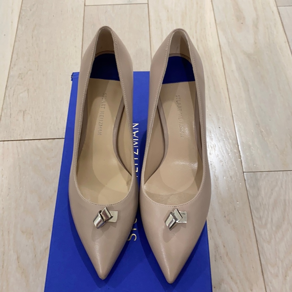 Brand new Stuart Weitzman neutral color heel. Size 6